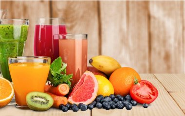 taze meyve suyu bir bardak 