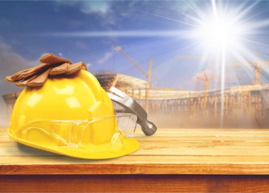 ekipman ile sarı kask