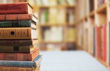 Eski yığılmış kitaplar