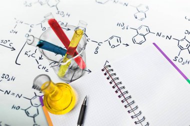 Test tüpleri ile renkli sıvılar ve formüller 