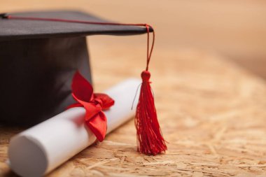 Mezuniyet şapkası ve diploması.