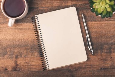 Kahve, not defteri ve kalem