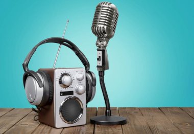 Retro tarzı mikrofon ve kulaklıklar