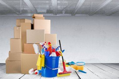 Arka plan üzerinde hareketli kutular ile temizlik malzemeleri