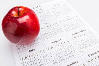 Takvim arka plan üzerinde taze kırmızı elma Close-Up