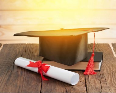 Mezuniyet şapkası ve diploması.