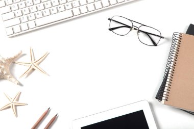 Modern ofis masası düz yatıyordu