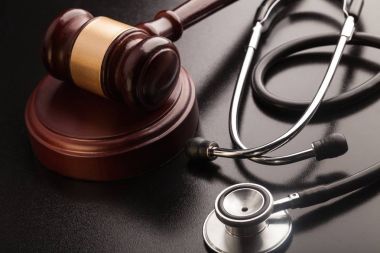 Tahta tokmak ve steteskop.