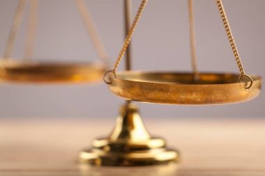 Tablo üzerinde hukuk ölçekler
