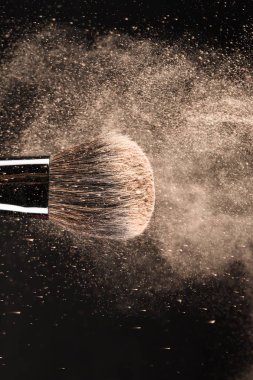 Arka plan üzerinde izole makyaj fırça