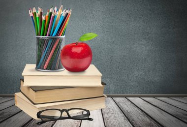 Renkli kitap yığını