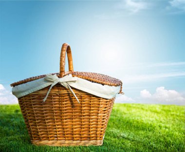 gökyüzü arka plan üzerinde Vintage hasır sepet