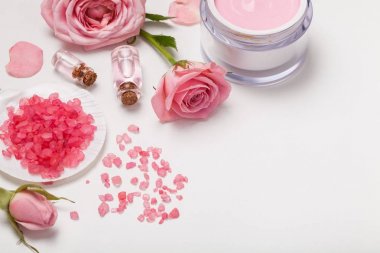 banyo ve spa çiçekler güzellik ürünleri havlu ile