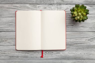 Ahşap arkaplanda boş bir defter 