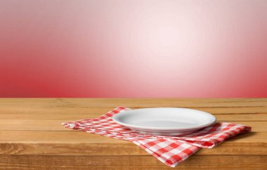 Beyaz plaka peçete üzerinde