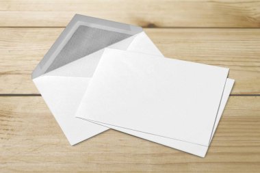 Boş beyaz zarf ve kart