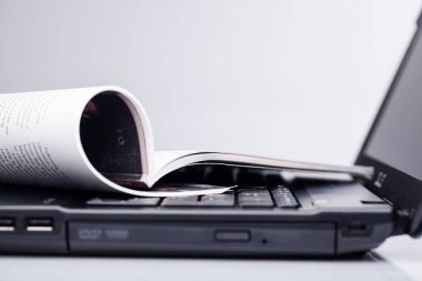 On line dergi dizüstü bilgisayar ile gözden geçirin.