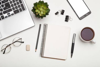 modern dizüstü bilgisayar ile çalışma yerin Üstten Görünüm 