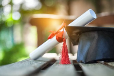 Mezuniyet şapkası ve diploması.
