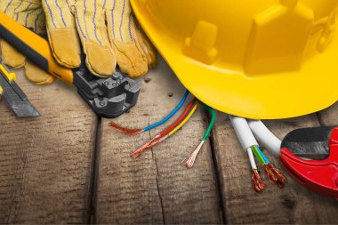 ekipman ile sarı kask