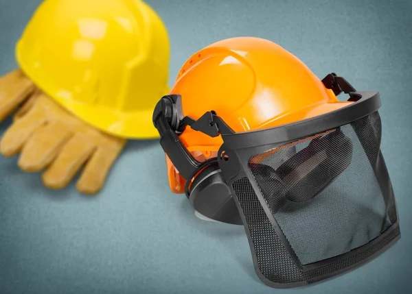 Capacete Amarelo Com Equipamento Fundo Claro — Fotografia de Stock