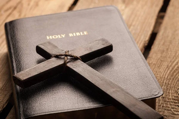 Libro de la Santa Biblia y cruz —  Fotos de Stock