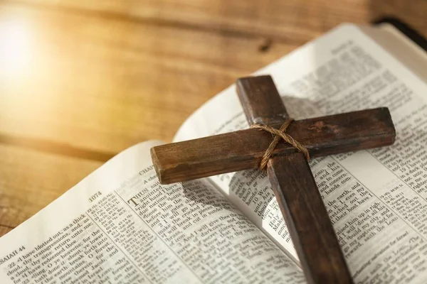 Libro de la Santa Biblia y cruz — Foto de Stock