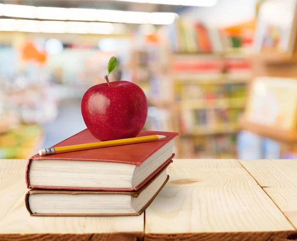 Knihy, apple a tužka — Stock fotografie