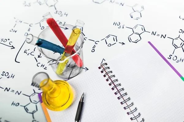 Test tüpleri ile renkli sıvılar ve formüller 