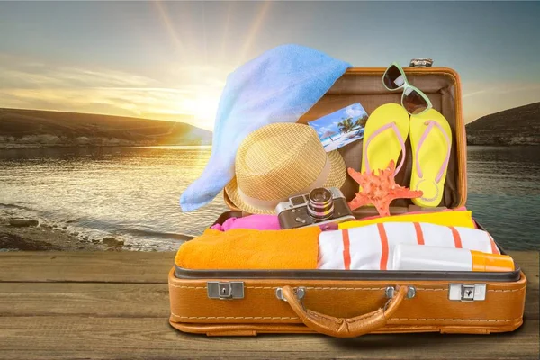 Retro resväska med resor objekt — Stockfoto
