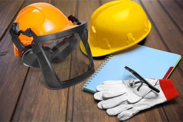 ekipman ile sarı kask