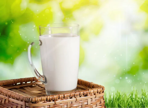 Glas Frische Milch Auf Verschwommenem Hintergrund — Stockfoto