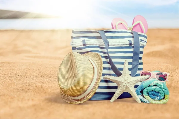 Bolsa de playa en arena — Foto de Stock