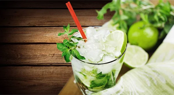 Färska mojito cocktail — Stockfoto