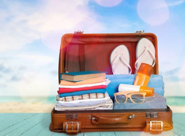 カラフルな服とレトロなスーツケース — ストック写真