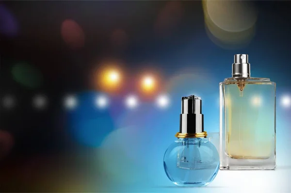 Aromatyczne Butelki Perfum Białym Tle Niewyraźne Tło — Zdjęcie stockowe