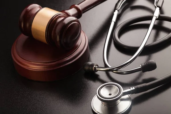 Tahta tokmak ve steteskop.