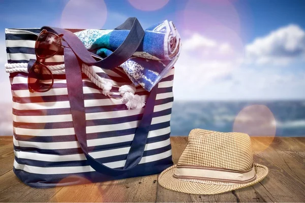 ビーチのバッグと帽子 — ストック写真