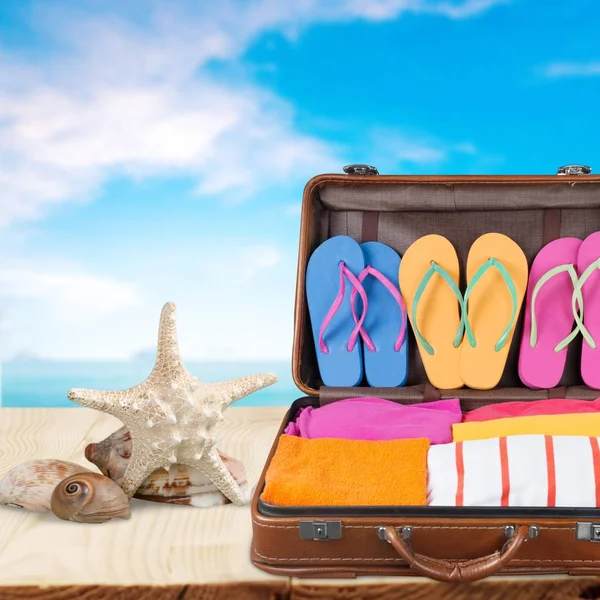 Res resväska på stranden — Stockfoto