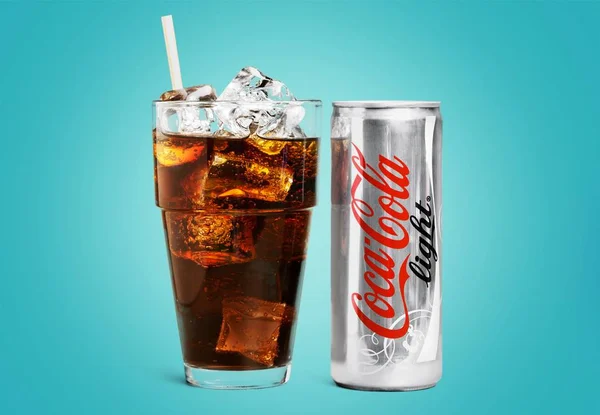 Coca Cola kan och glas — Stockfoto