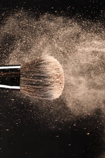 Arka plan üzerinde izole makyaj fırça