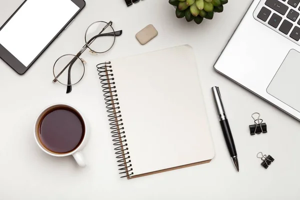 Kaffee, Notizblock und Stift — Stockfoto