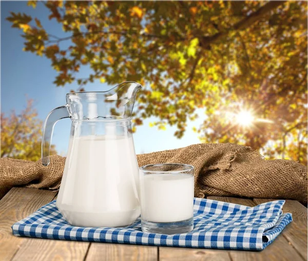 Glas mjölk och tillbringare — Stockfoto