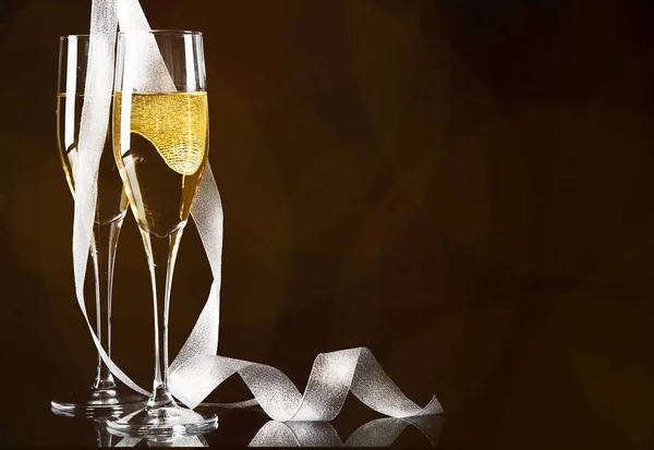 Szklanki szampana z kręconych wstążki — Zdjęcie stockowe