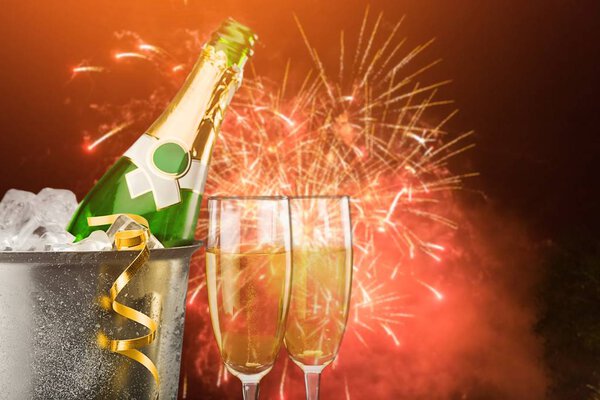 Бутылка шампанского в ведре
 