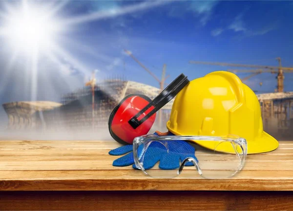 ekipman ile sarı kask