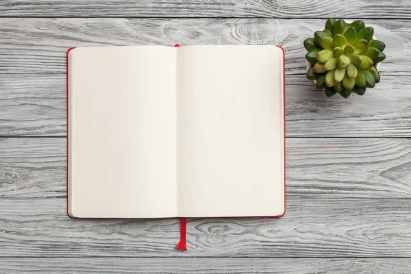 Ahşap arkaplanda boş bir defter 