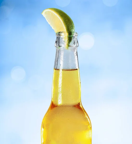 Bottle of beer with lime — Stock Photo, Image