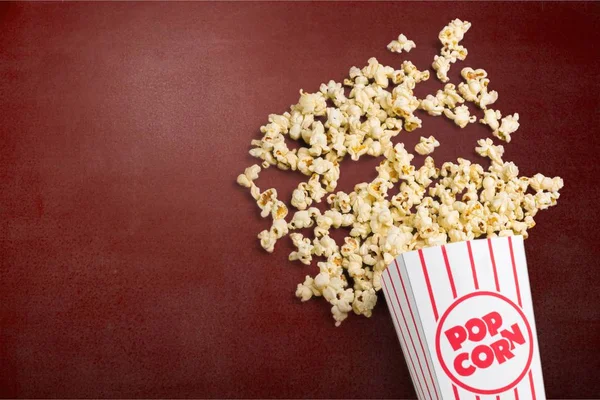 Popcorn-Essen im Karton — Stockfoto