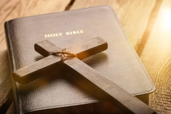 Libro della Sacra Bibbia e croce — Foto Stock